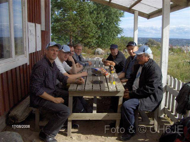 HPIM0402 Stubben.jpg - Ett glatt gng ute p Stubben vid matbordet.